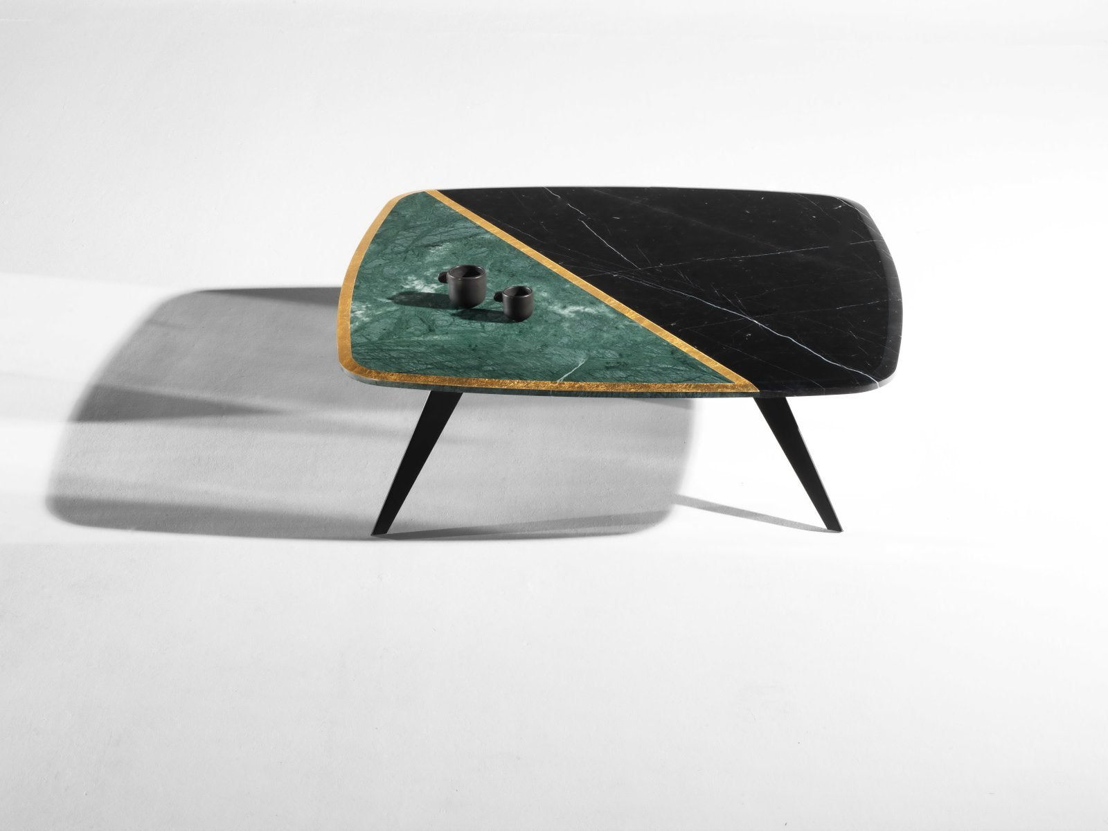 Designer Couchtisch Distortion |Nero Marquina, Verde Guatemala und Blattgold |von Alex Mint