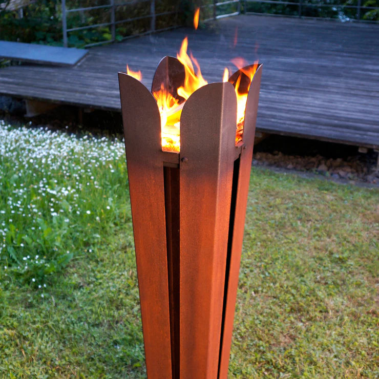Feuerstelle fuji flame aus wetterfestem Stahl|von Keilbach|30 x 30 x 120 cm